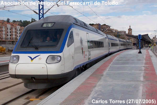 La rama 10 de la serie 104 de alta velocidad en la estación de Toledo (Foto: C. Torres, 27-07-2005)